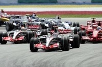 勝負の大勢が決まったスタート。2番グリッドのアロンソ（中央）がポールシッターのマッサ（右）を抜きトップへ。その後ろ、ハミルトン（左）もマッサ＆ライコネンのフェラーリをオーバーテイク。マクラーレンの1-2フォーメーションがあっという間にできあがった。（写真＝Mercedes Benz）