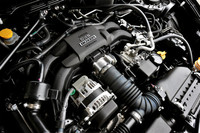 FA20型2リッターボクサー4は200psを発生。カバーにはトヨタとスバル、両社の名が刻まれる。