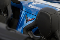 チェッカードフラッグとシボレーの目印である「ボウタイ」を組み合わせた、「コルベット」のエンブレム。