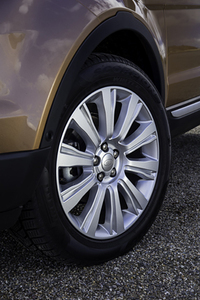 2014年モデルでは、新たに3種類のデザインのアロイホイールを追加。「ダイナミック」専用オプションの「ブラックデザインパック」には、グロスブラックの20インチ9スポーク鍛造ホイールを設定している。
    