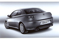 3.2リッターV6モデルのトレッドは、「156GTA」より5mm広く、前1525mm、後1515mm。2リッターモデルは156と同じ。車重は同グレードの156よりやや重く、2リッターが1360kg、3リッターは1430kg。