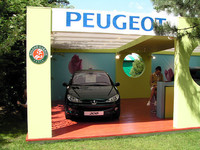 全仏オープンの冠スポンサーはプジョー！　大会関係者はミニバンの「807」かなんかによく乗ってた。