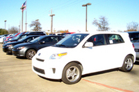 写真は、トヨタの現地ブランド「サイオン」の「xD」（日本名はイスト）。