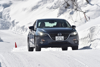 登坂試験路の15％勾配で発進テストを行う「アクセラセダン15S」。