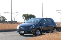 【スペック】
ブレイド：全長×全幅×全高＝4260×1760×1515mm／ホイールベース＝2600mm／車重＝1390kg／駆動方式＝FF／2.4リッター直4DOHC16バルブ（167ps/6000rpm、22.8kgm/4400rpm）／価格＝224万7000円（テスト車＝261万300円／HDDナビゲーションシステム＋バックガイドモニター＋ETC＝30万5550円／ディスチャージヘッドランプ＝5万7750円）