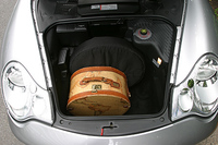 本来なら、容量130リッターのフロントトランクにピタリと収まるようデザインされた、ナチュラルレザーの特製ケースが収まる。MサイズとLサイズ、それぞれ1個ずつがセットになっている。