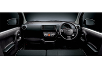 ドアハンドルやエアコン吹き出し口のノブなどにメッキが施された。