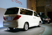 2代目「トヨタ・アルファード」、2台そろって威風堂々の画像