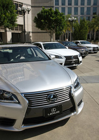 逆台形と台形を組み合わせた大きな「スピンドルグリル」が目を引く、新型「レクサスLS」。先行して「GS」や「RX」などにも採用された意匠である。