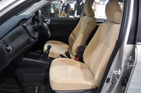 「カローラアクシオ」のシート。写真は5段MTモデル。