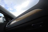 テスト車には「ビューフォートオーク ライトブラウン」と呼ばれる明るい色のウッドパネルオプションが装着されていた。