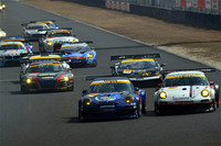 多彩な顔ぶれとなった、2012年のGT300クラス。写真は決勝スタートの様子。