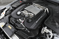 最高出力510psと最大トルク71.4kgmを発生するV8エンジン。2基のターボは、シリンダーバンクの内側にレイアウトされている。ドライビングの状況に応じて硬さを自動調節する、磁性体入りのエンジンマウントも備わる。
    