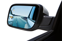 「BLIS」とは車両の左右斜め後ろを監視し、車線変更時などの接触事故を予防する警告システムのこと。
    