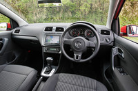 「TSIハイライン」には、フルオートエアコン、センターアームレスト、レザーステアリング、フロントスポーツシート、パークディスタンスコントロールなどが装備される。
