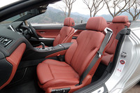 シートは、オプションのコンフォートシートを装備。フロントシート（電動調整）機能やランバーサポート、シートヒーターに加え、コンフォートヘッドレストやサイ（太もも）サポートなどが追加で備わる。