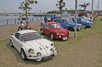 出展車両の8割方は国産旧車だが、外国車も頑張ってます。「アルピーヌA110」、「同A106」、2台の「ルノー8ゴルディーニ」が並んだ、おフランスな雰囲気の一角。