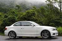 エアロパーツやスポーツサスペンションなどを含む「M Sportsパッケージ」は標準装備。タイヤサイズは前215/40R18、後245/35R18となる。