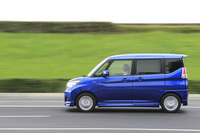 新開発のプラットフォームや高張力鋼板、超高張力鋼板の採用などにより、新型「ソリオ」は従来モデルよりおよそ100kgの軽量化を実現。車重は全ての仕様で1トンを切る。