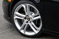 アルミホイールは、前後ともに19インチ。タイヤのサイズは、前：235/35、後ろ：295/30だ。