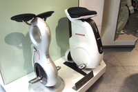 「U3-X」（左）から進化した「UNI-CUB（ユニカブ）」。