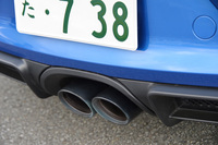 エキゾーストシステムには、フラップをコントロールすることで排気音を切り替える機構が備わっている。