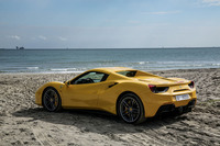 スパイダーはクーペとは異なり、エンジンフードまわりのデザインが“トンネルバックスタイル”となる。