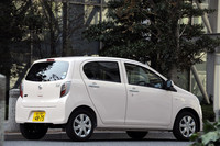 軽さも自慢の「ミラ イース」。骨格のストレート化や高張力鋼板の再配置などにより、730kgの軽量ボディーを手に入れた。これもまた、低燃費実現の一要素。