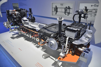 リチウムイオンバッテリーのエネルギー容量は8.8kWh。1524kgの車重のうち、バッテリーが120kgを占めている。ギアボックスはハイブリッド車用の6段DSGで、3つのクラッチを備える。