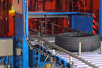 巨大な印刷機に送り込まれるタイヤ。印刷工程では、機械にタイヤをセットする作業以外は、基本的にすべてオートメーション化されている。