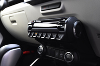 インストゥルメントパネルの下部に備わる、空調の操作パネル。円筒形のモニター部分と、その下にずらりと並んだスイッチ類が特徴となっている。