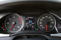 一見ガソリン車と変わらないTDIモデルのメーター。レブリミットの低さと、最高速度の高さに注目。