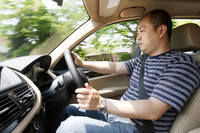 「sDrive18i」もデキはいいが、「xDrive25i」に乗ると、走りの違いは歴然。上級モデルに勝るとも劣らない上質な走りを披露する。