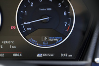 選択されている走行モードは、エンジン回転計内のディスプレイでも確認できる。