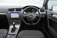 「コンフォートライン」のインパネ。ダッシュボードのパネルがシルバー系になる。エアコンがマニュアルとなるほか、シフトパドルが付かない。