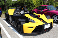 オーストリアのバイクメーカーであるKTMが送り出したモンスターマシン「X-BOW（クロスボウ）」も参加。複雑なスタイルをしており、乗降用のドアすら存在しない。バイク感覚ならしっくりくるかも……。もちろん走りはかなり刺激的だ。
    