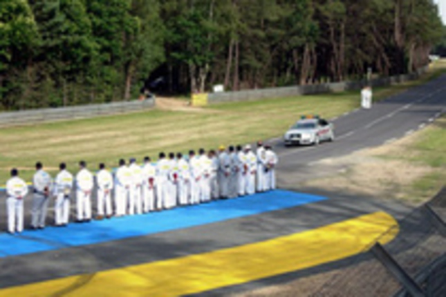 予選走行前、慣例にのっとってACO（フランス西部自動車クラブ）の役員を乗せたセーフティカーが通過する。