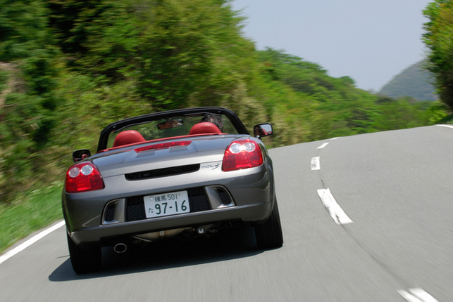 【スペック】全長×全幅×全高＝3895×1695×1235mm／ホイールベース＝2450mm／車重＝1020kg／駆動方式＝MR／1.8リッター 直4DOHC16バルブ（140ps/6400rpm、17.4kgm/4400rpm）／価格＝240万円（テスト車＝244万6305円）
