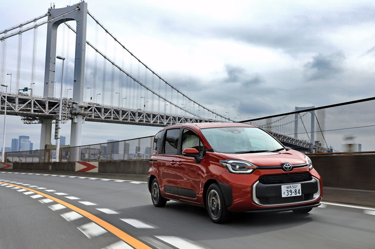 新型「シエンタ」のWLTCモード燃費は、試乗車の「ハイブリッドZ 7人乗り」（FF）で28.2km/リッター。先代の22.8km/リッターより、劇的に向上している。