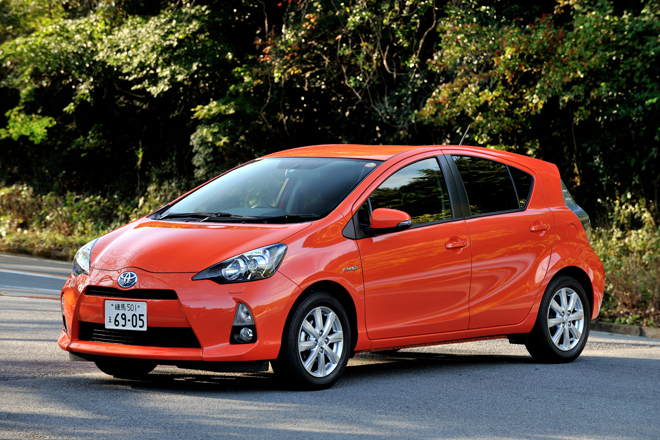 トヨタ・アクアS
    ボディーサイズ：全長×全幅×全高＝3995×1695×1445mm／ホイールベース：2550mm／車重：1355kg／駆動方式：FF／エンジン：1.5リッター直4 DOHC 16バルブ／モーター：交流同期電動機／トランスミッション：CVT／エンジン最高出力：74ps/4800rpm／エンジン最大トルク：11.3kgm/3600～4400rpm／モーター最高出力：61ps／モーター最大トルク：17.2kgm／タイヤ：（前）175/65R15 （後）175/65R15／車両本体価格：186万1715円