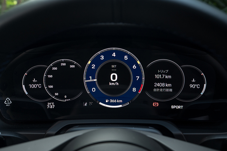 992型後期からメーターパネルがフル液晶タイプに変更。エンジンのレッドゾーンは7400rpmから。