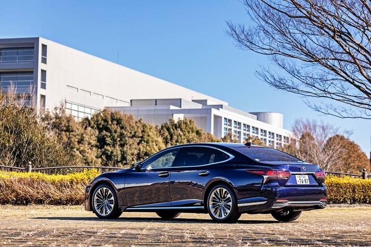 「レクサスLS500h“エグゼクティブ”」のボディーサイズは全長×全幅×全高＝5235×1900×1450、ホイールベース＝3125mm。車重はカタログ値で2320kgとなっている。