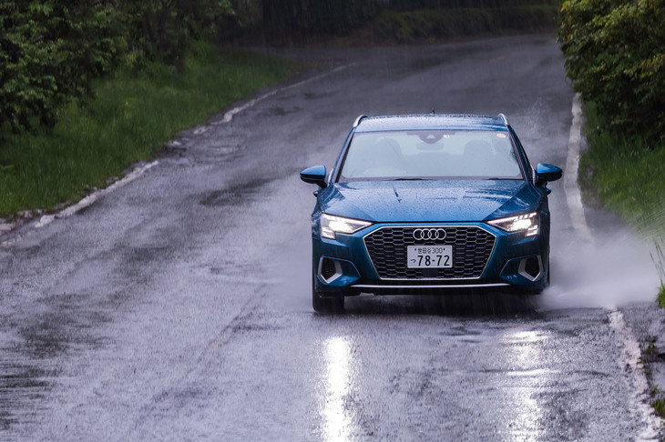 フォルクスワーゲングループのエンジン横置きプラットフォーム「MQB」を採用する新型「A3」。FF車のサスペンションは、前ストラット式、後ろトレーリングアーム式となっている。