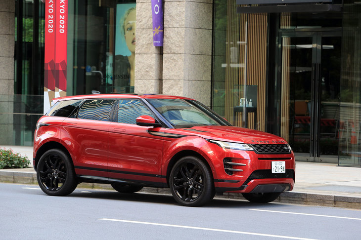 スタイリッシュなデザインや、取り回しのしやすいサイズ感で人気を博すプレミアムコンパクトSUV「レンジローバー イヴォーク」。人気色が赤というのも、このクルマらしい。（写真：荒川正幸）