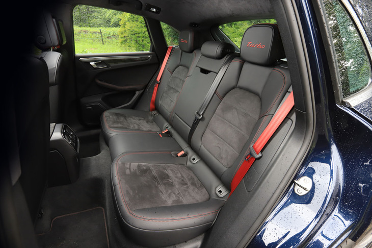 リアシートは40：20：40の分割可倒機構を備えている。ブラックのシートにオプションの赤いシートベルトが映える。