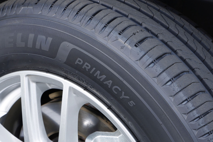 静粛性に優れ、上質で快適な乗り心地を提供するプレミアムコンフォートタイヤと紹介される「ミシュラン・プライマシー5」。ハッチバックやセダン、ミニバン、SUVなど幅広い車種への対応もセリングポイントとされる。