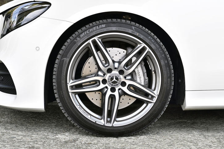 タイヤはランフラット（MOEとはMercedes Original Extendedの意）が標準。試乗車には「ミシュラン・プライマシー3 ZP」が装着されていた。