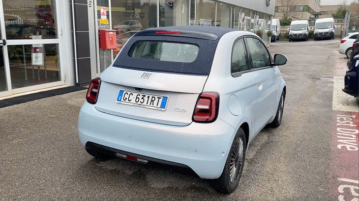最新のEVでありながら、「フィアット500」のデザインランゲージを忠実に守っていることがわかる。