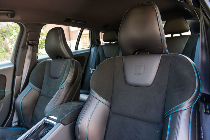 本革／ヌバック張りでブルーのステッチが施されたスポーツシートが装着される。