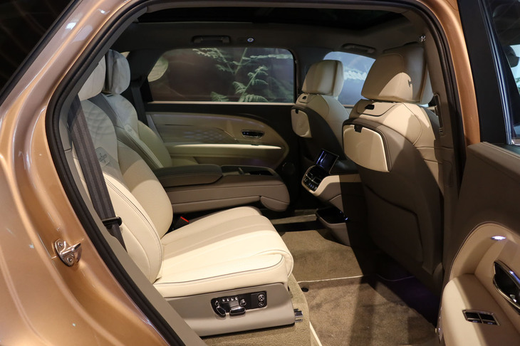 ベントレー・ベンテイガEWBアズール ファーストエディション（リアシート）